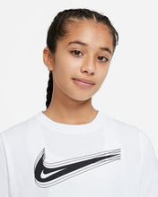 Cargar imagen en el visor de la galería, U NSW TEE SWOOSH T-SHIRT JUNIOR
