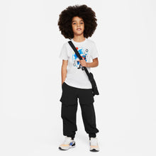 Laden Sie das Bild in den Galerie-Viewer, T-SHIRT JUNIOR NIKE
