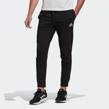 Laden Sie das Bild in den Galerie-Viewer, ESSENTIALS SINGLE JERSEY TAPERED CUFF PANTALONE UOMO
