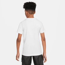 Laden Sie das Bild in den Galerie-Viewer, T-SHIRT JUNIOR NIKE
